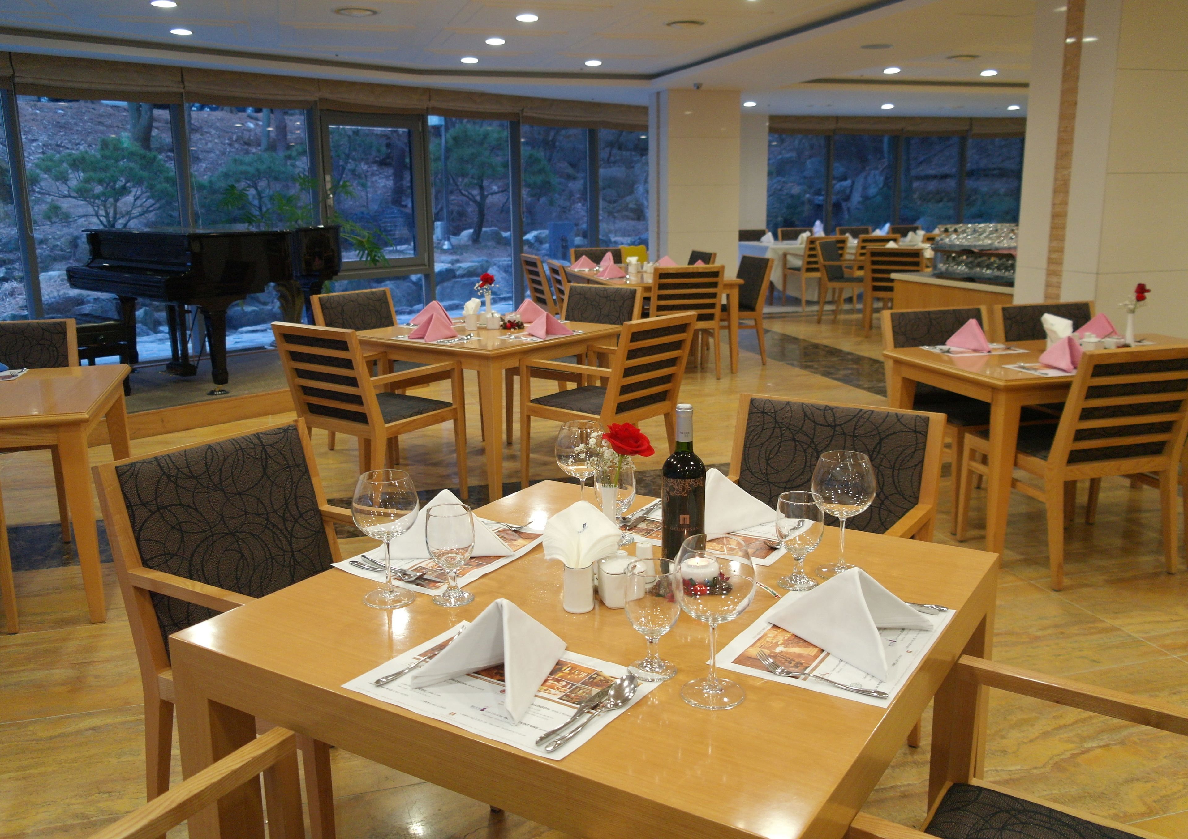 daily buffet breakfast for a fee