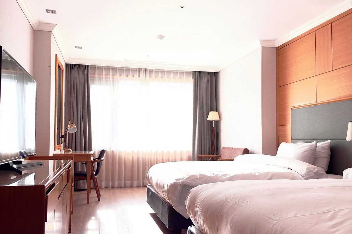 In-room safe, desk, soundproofing, iron/ironing board (on request)