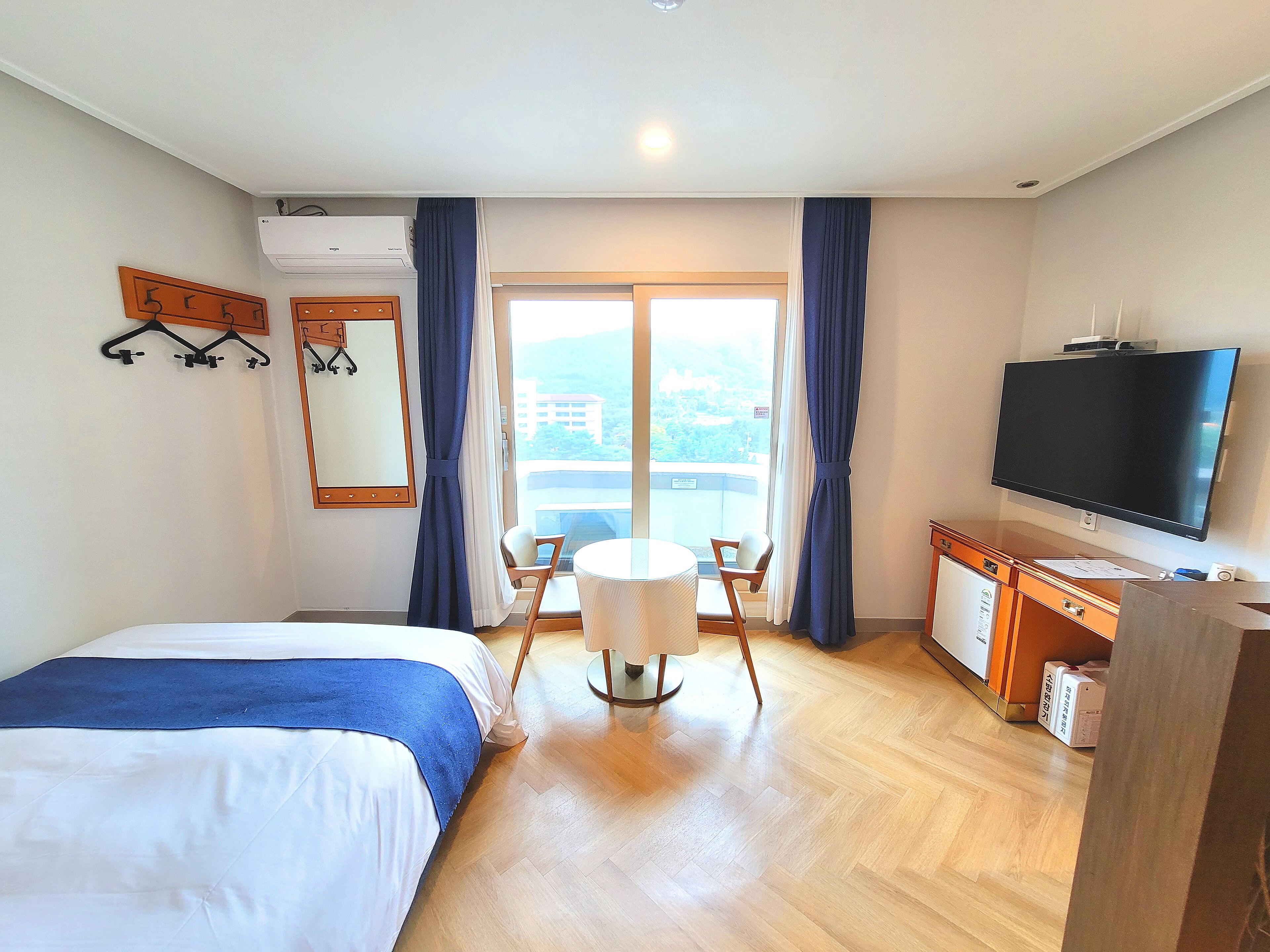 corner double room | free wifi, bed sheets