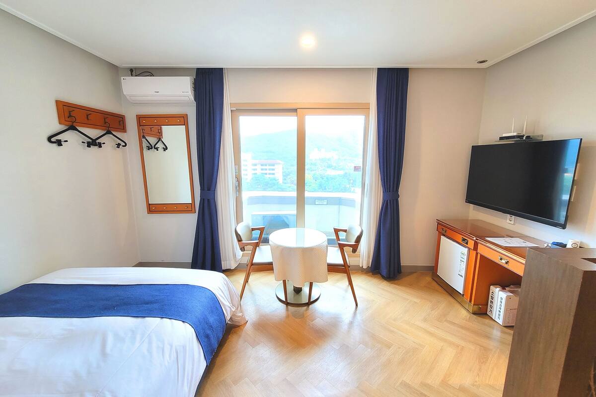 corner double room | free wifi, bed sheets