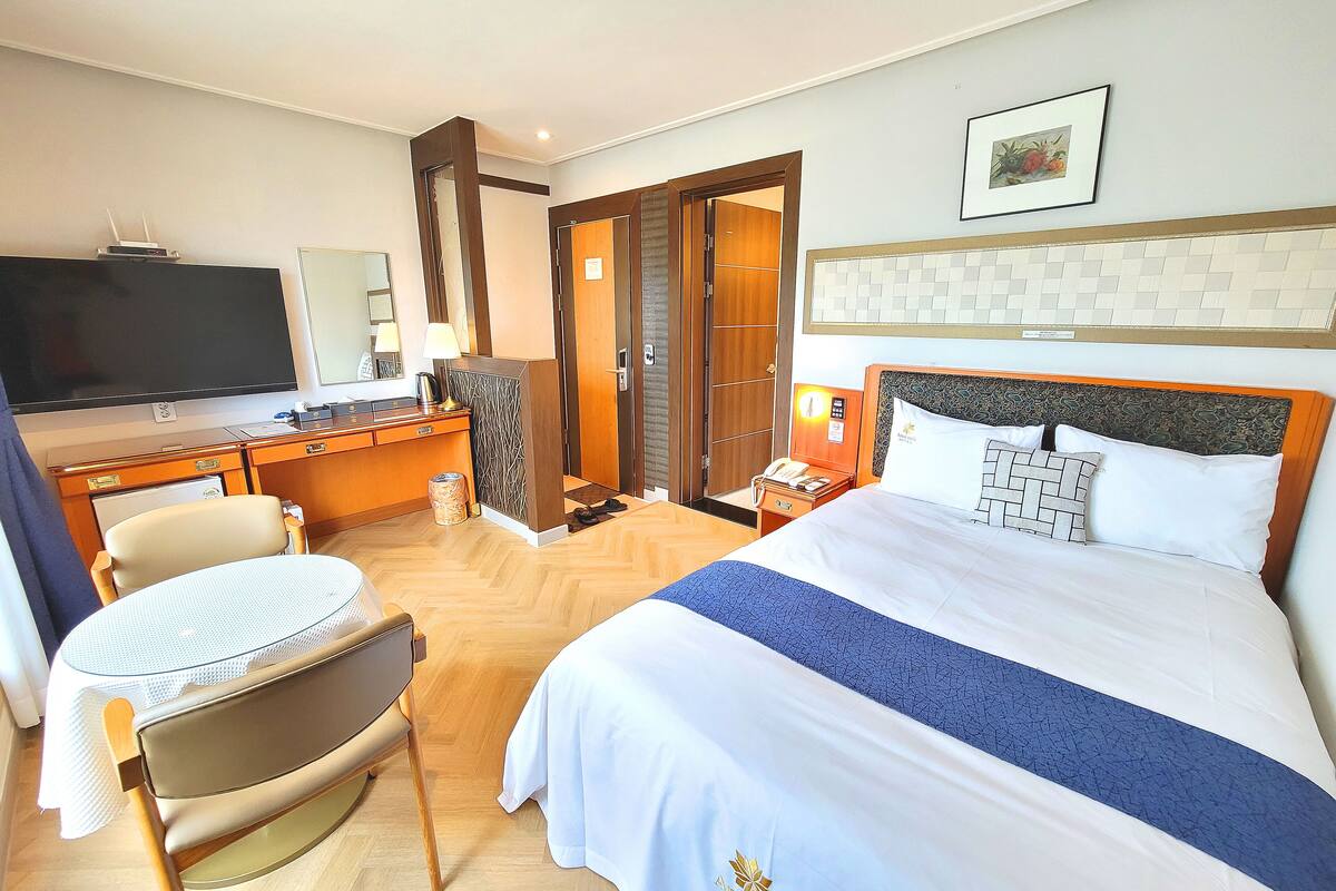 corner double room | free wifi, bed sheets