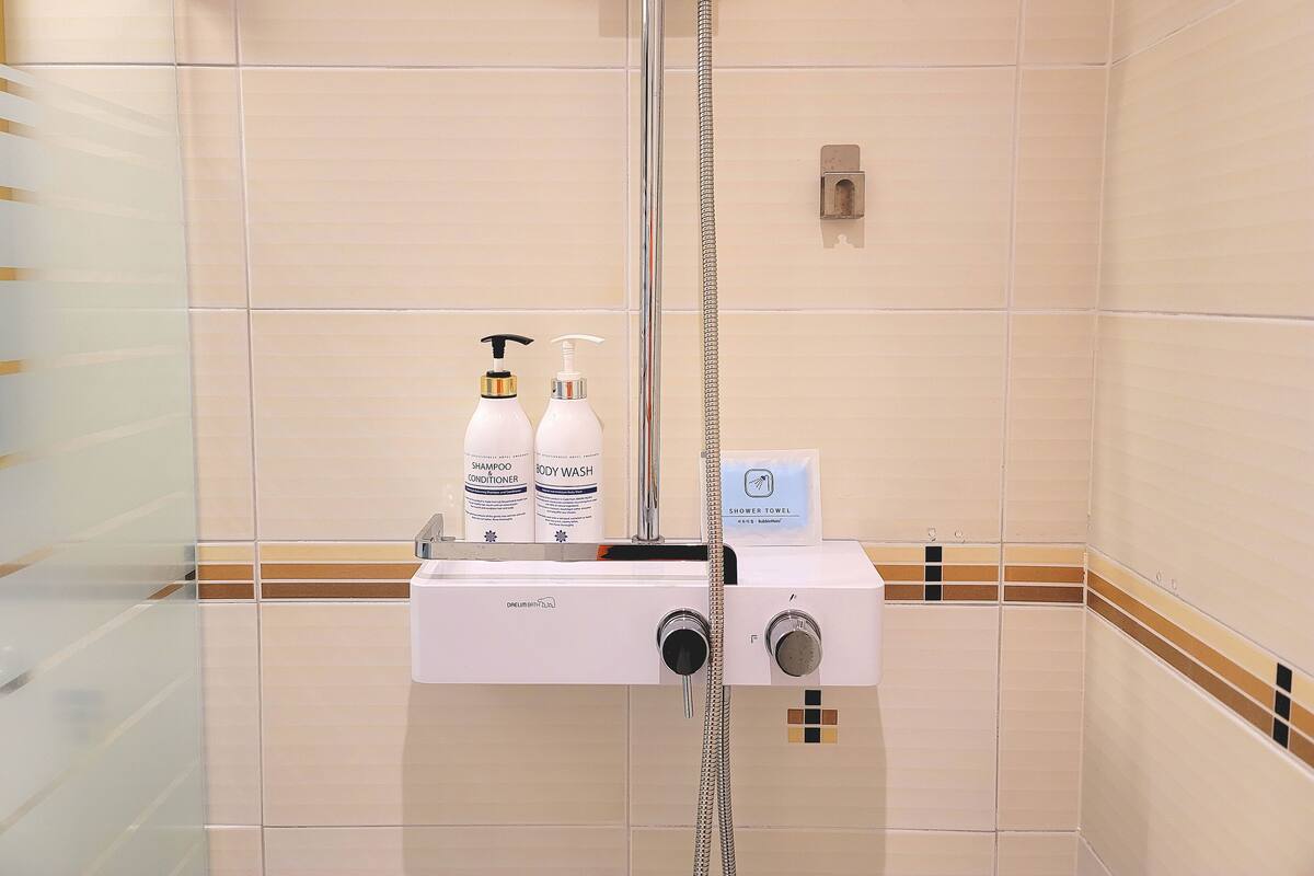 corner double room | bathroom | free toiletries, hair dryer, slippers, towels