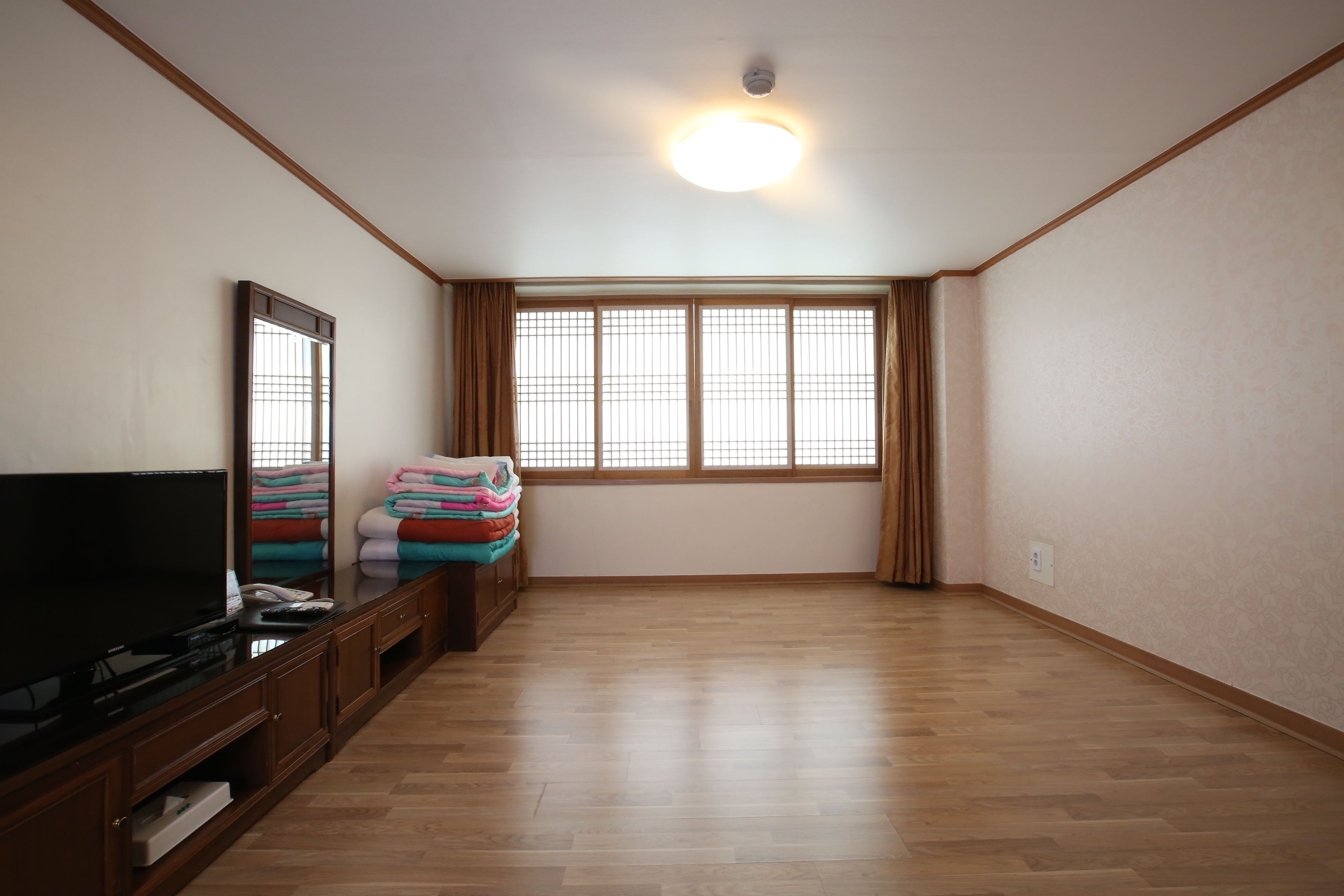 standard room (ondol) | desk, free wifi