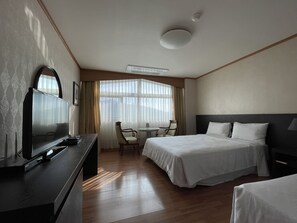 Habitación estándar con 2 camas individuales, vistas al río (1 Double + 1 Single Bed) | Escritorio y wifi gratis