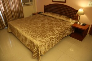 Premium bedding, minibar, desk, free WiFi - Hotel Tourist Deluxe (New Delhi)