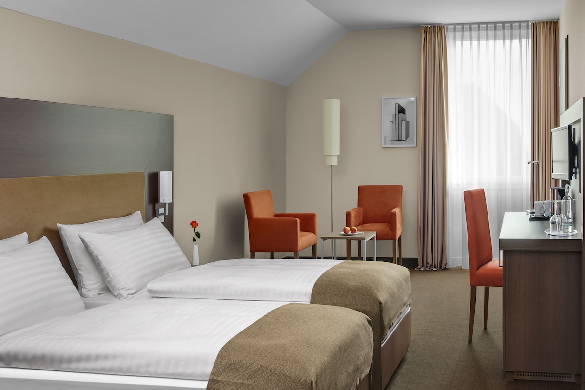 Estudio | Ropa de cama de alta calidad, edredones de plumas, minibar y caja fuerte