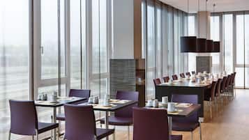 2 restaurants, serveren lunch, internationale gerechten