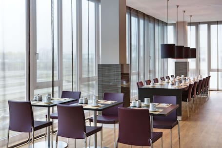 2 restaurantes, se sirve almuerzo, cocina internacional . IntercityHotel Darmstadt