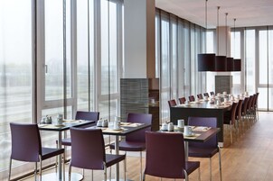 2 restaurants, lunch served, international cuisine