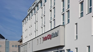 Un edificio moderno con un letrero que dice "InterCity Hotel".
