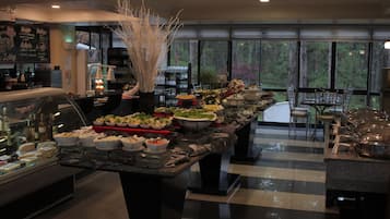 Daily buffet breakfast (PHP 799 per person)