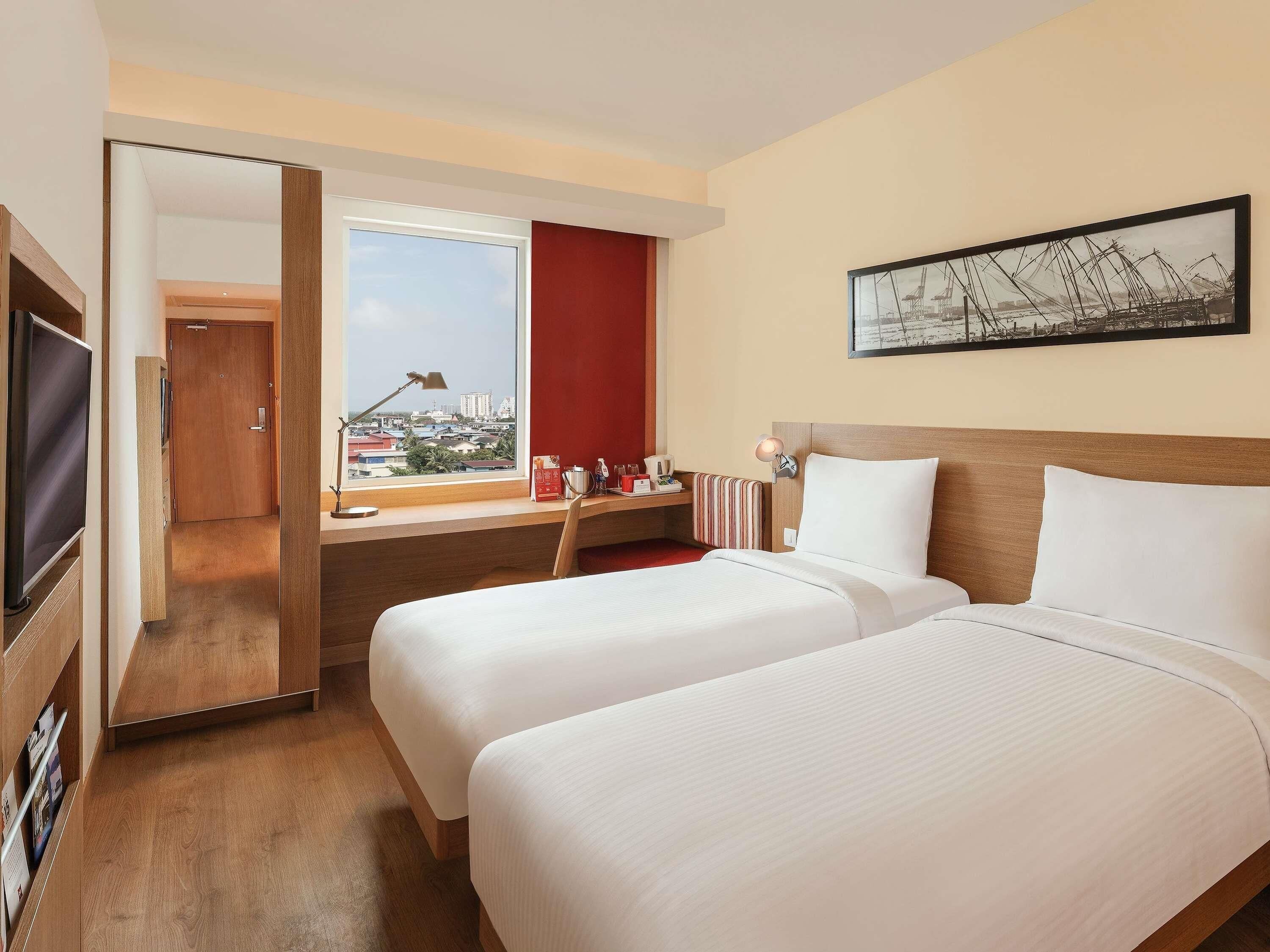 Luxe beddengoed, een minibar, een kluis op de kamer, een bureau