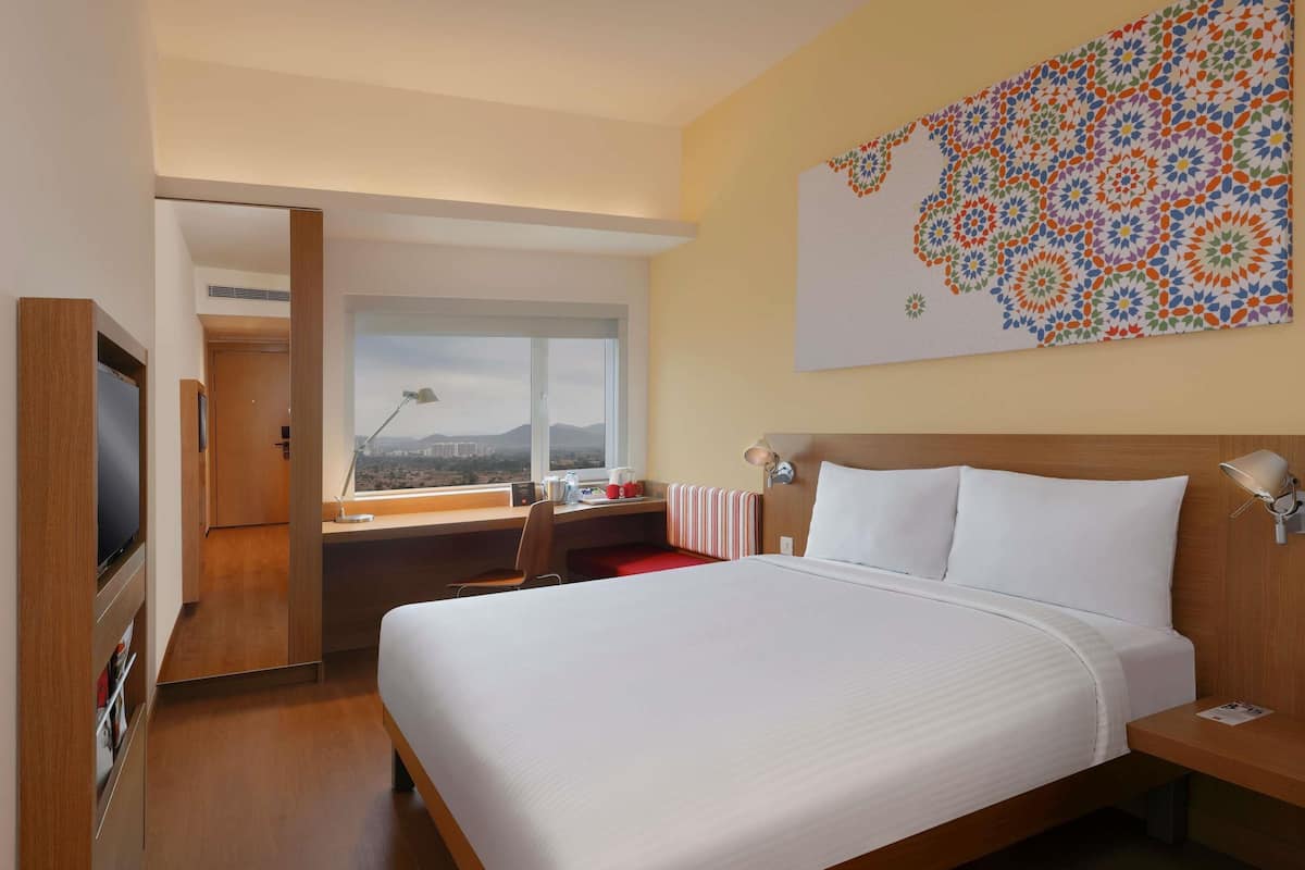 Bộ đồ giường cao cấp, minibar, két bảo mật tại phòng, bàn