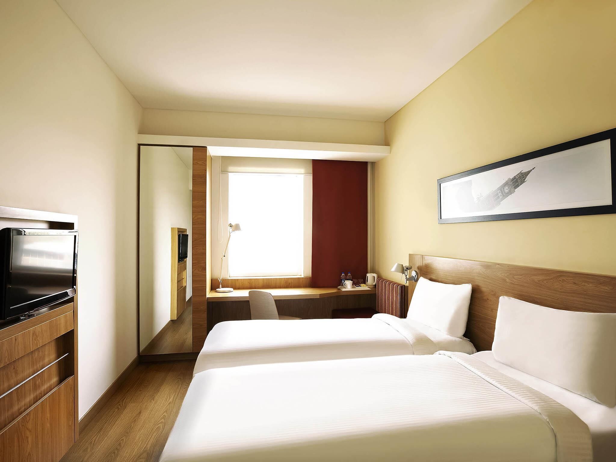 Standard Room, 2 Twin Beds | Premium bedding, minibar, in-room safe, desk
