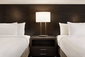 Camas con pillow-top, escritorio y cortinas blackout 