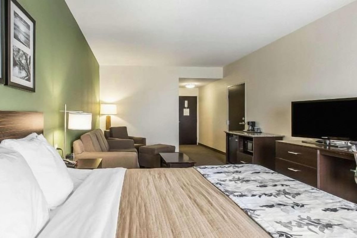 مكواة/لوح كي وأسرّة قابلة للطي وخدمة الإنترنت ومُنبهات