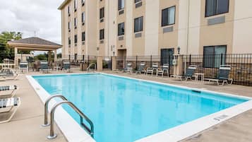 Kauden mukainen ulkouima-allas