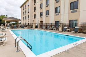 Seasonal outdoor pool - Sleep Inn & Suites Mount Olive North (Mount Olive)