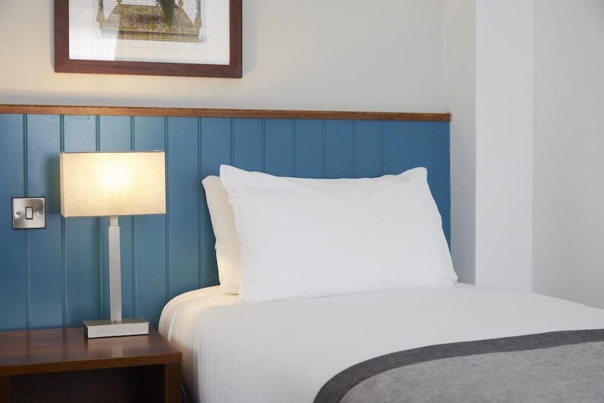 WiFi (free), bed sheets