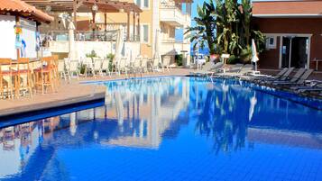 حمّام سباحة خارجي موسمي، مظلات على حمّام السباحة، مقاعد للتشمس