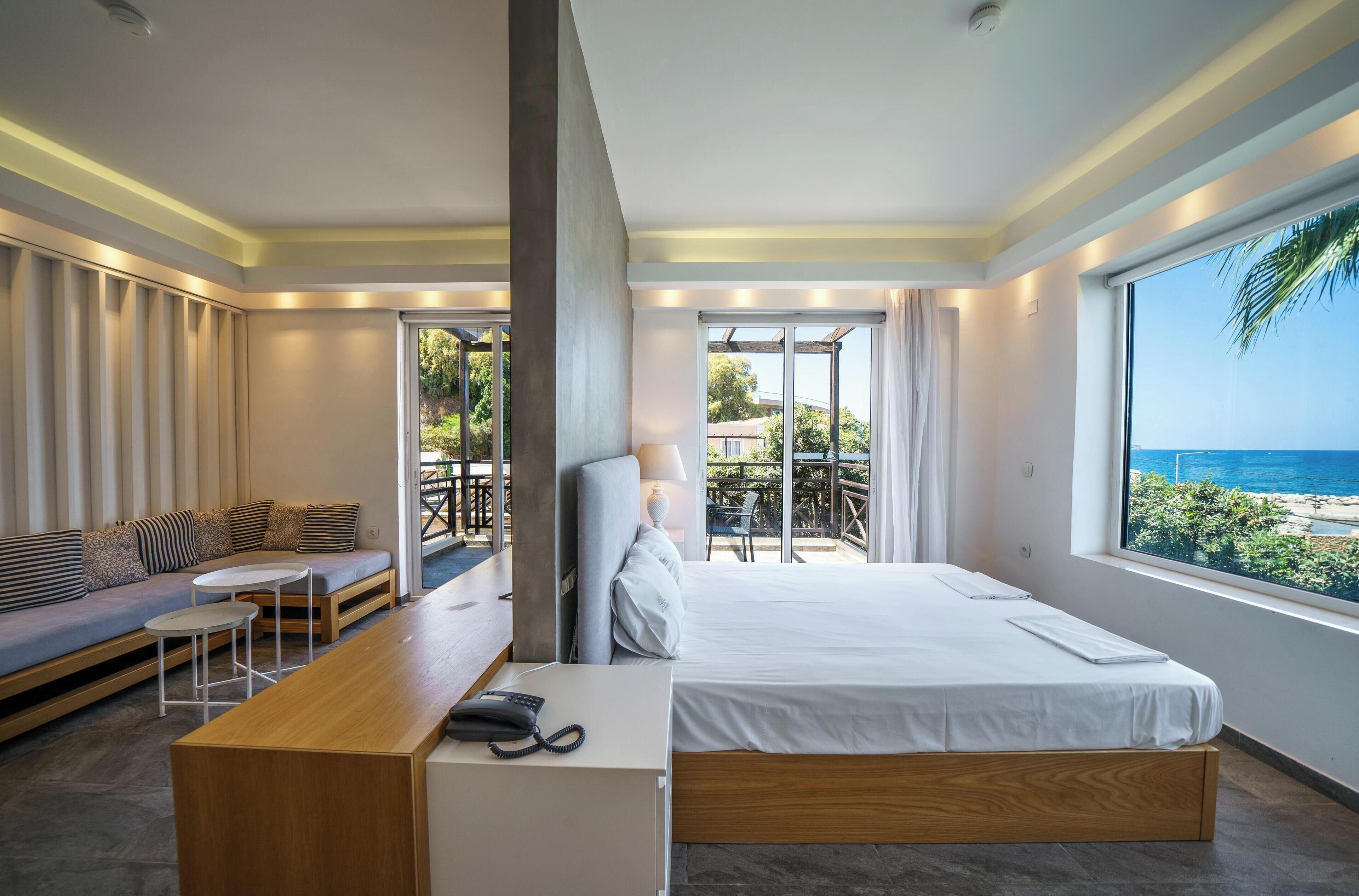 Deluxe-sviitti, poreamme, merinäköala | Tallelokero huoneessa, työpöytä, pimennysverhot, silitysrauta/-lauta