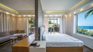 خزنة داخل الغرفة ومكتب وستائر تعتيم ومكواة/لوح كي