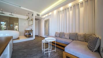 Suite Deluxe, hidromasaje, vista al mar | Caja de seguridad en la habitación, escritorio y cortinas blackout