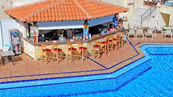 Bar junto a la piscina
