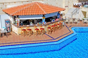 Poolside bar - Porto Kalamaki Hotel (Chania)
