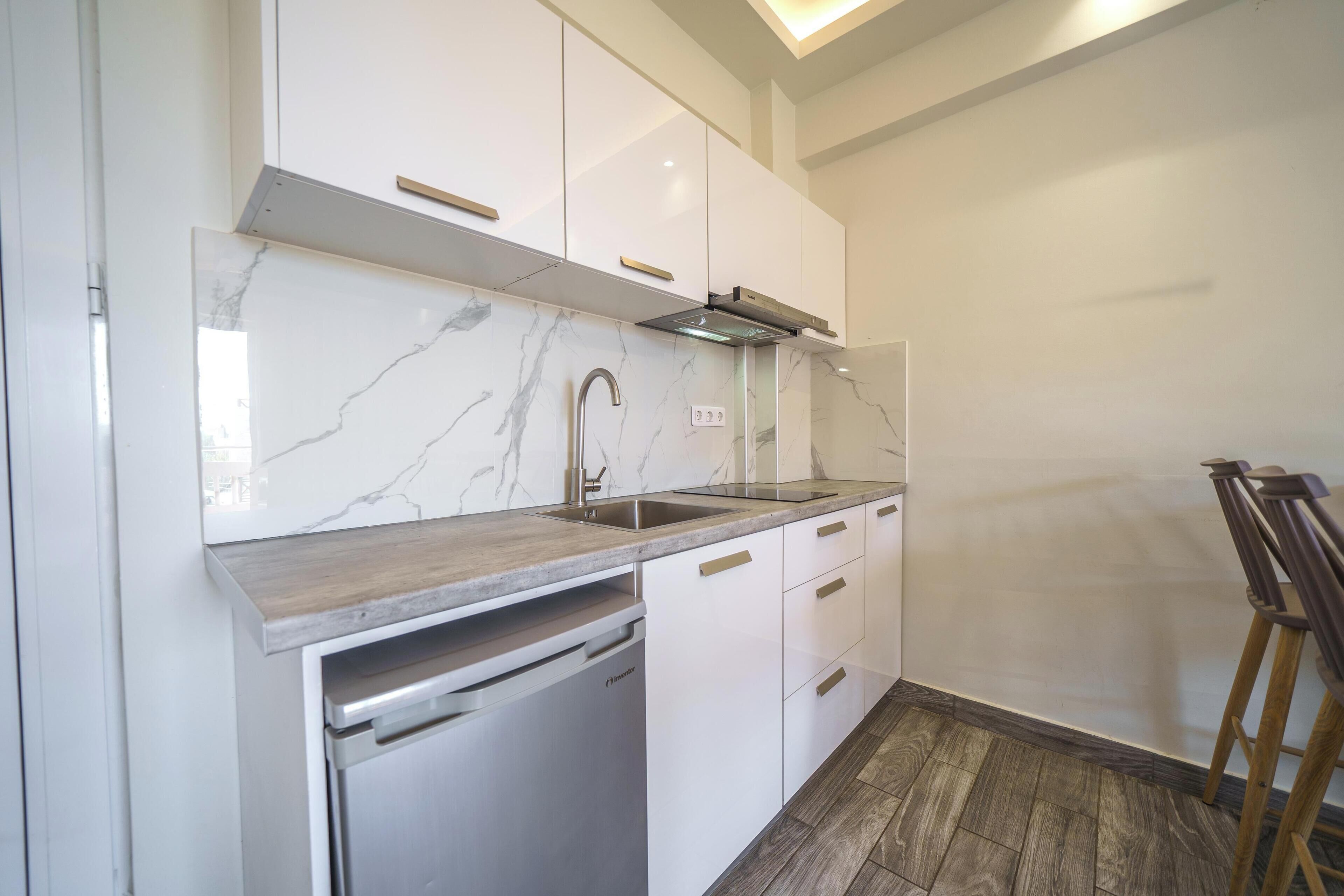 superior apartment, 1 bedroom, sea view | private kitchen | fridge, electric kettle