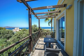 Deluxe suite, bubbelbad, uitzicht op zee | Een kluis op de kamer, een bureau, verduisterende gordijnen