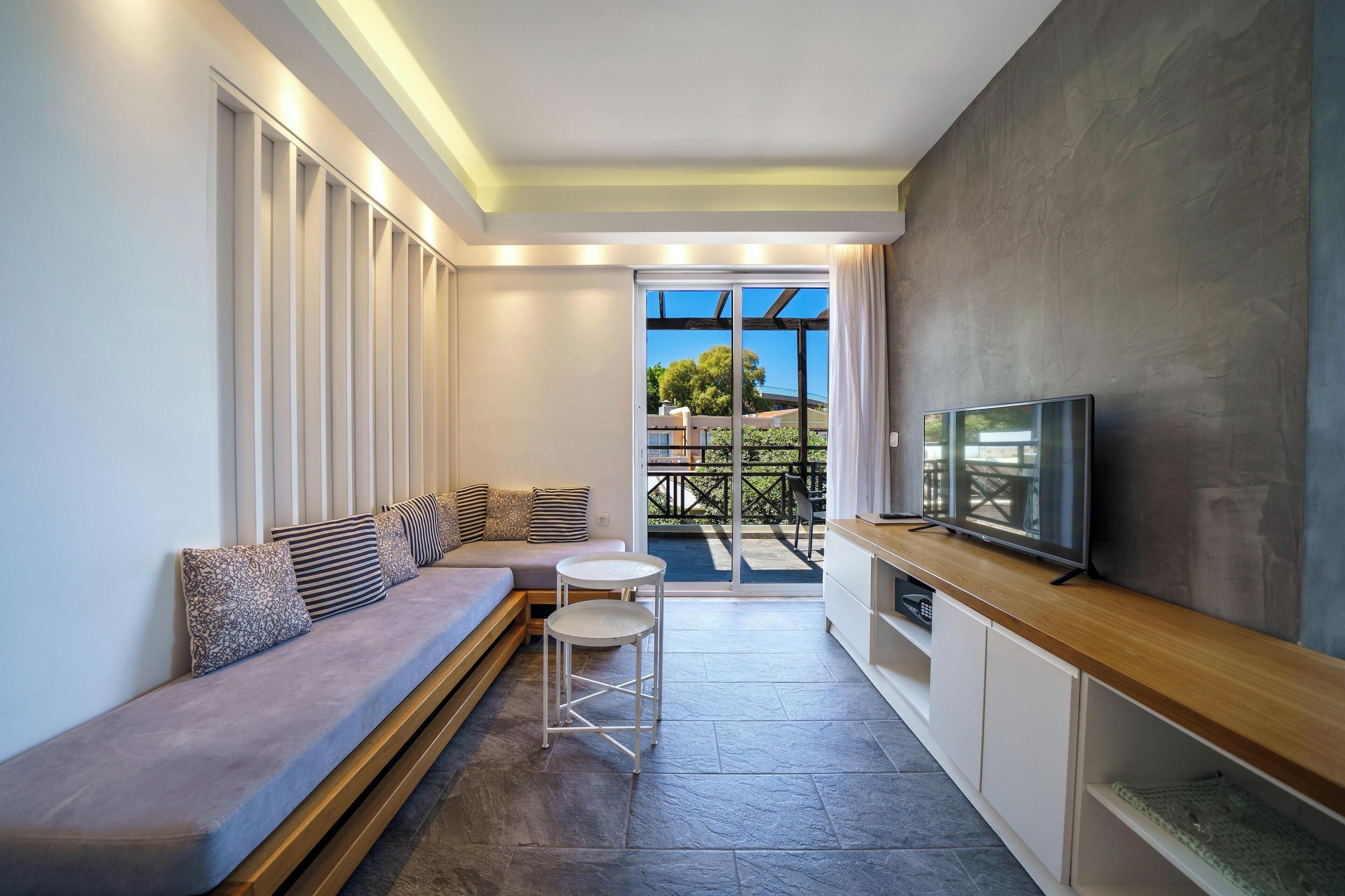 deluxe suite, hot tub, sea view | 1 bedroom, in-room safe, desk, blackout curtains