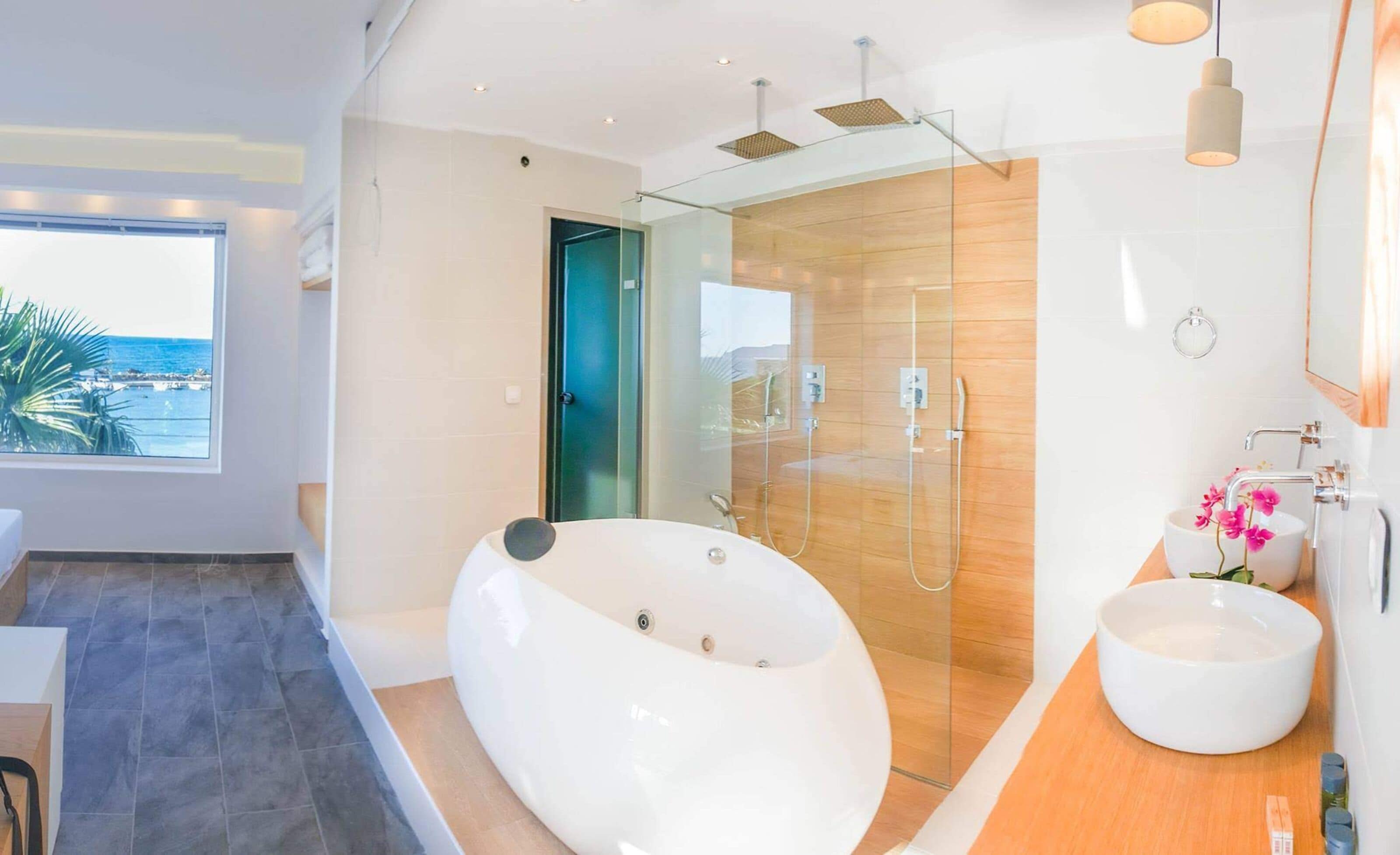 deluxe suite, hot tub, sea view | jetted bathtub