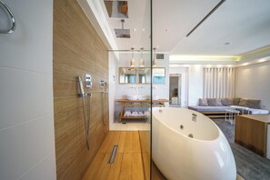 Deluxe suite, hot tub, uitzicht op zee | Badkamer | Een douche, gratis toiletartikelen, een haardroger, handdoeken