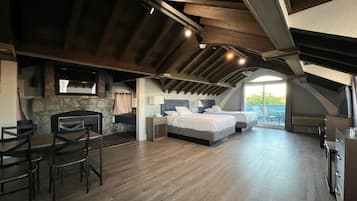 Family Room with Balcony | Free WiFi, bed sheets