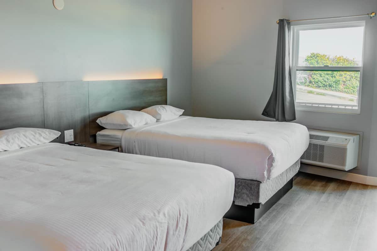 Newly Renovated 2 Queens, Street View | WiFi (無料)、ベッドシーツ