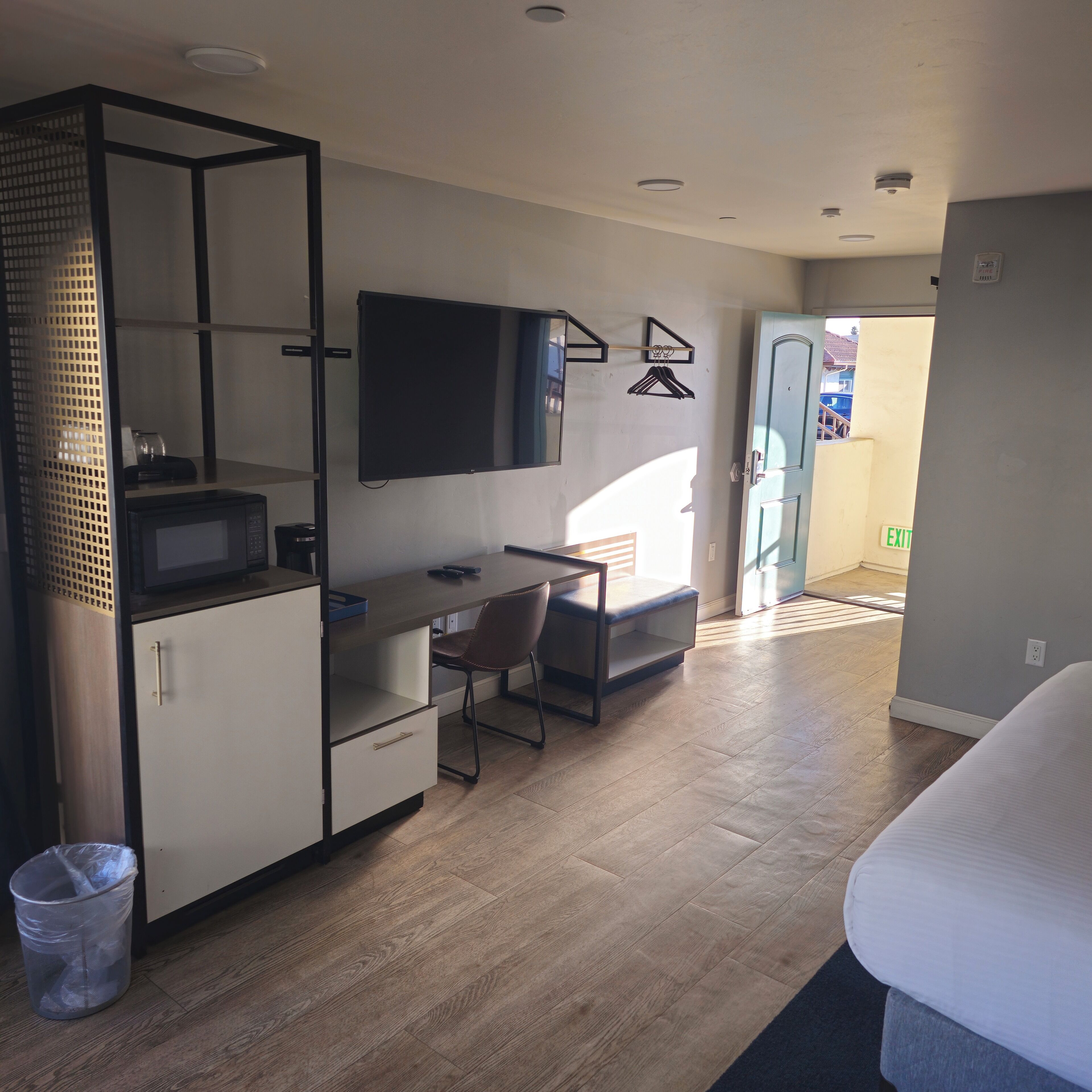 classic king - private balcony | free wifi, bed sheets