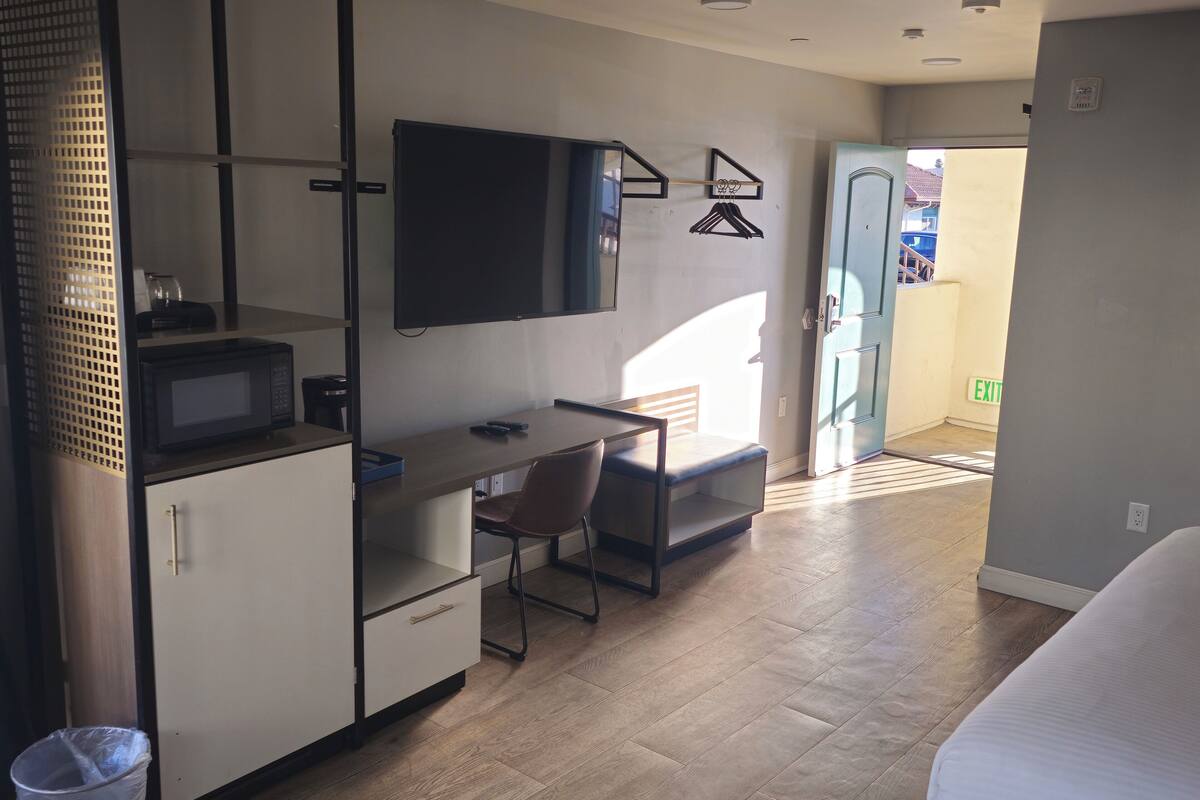 classic king - private balcony | free wifi, bed sheets