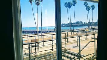 Kamer, 1 kingsize bed, gedeeltelijk uitzicht op oceaan | Gratis wifi, beddengoed