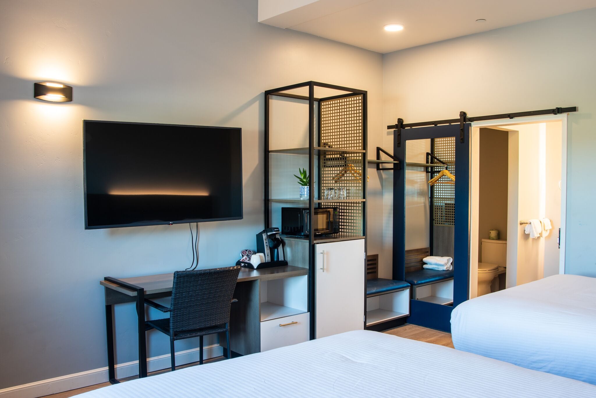 newly renovated 2 queens, street view | free wifi, bed sheets