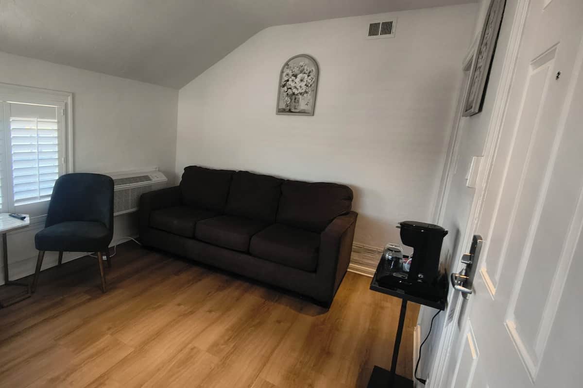 Habitación familiar | Área de sala de estar | Televisión de pantalla plana de 40 pulgadas con canales por cable