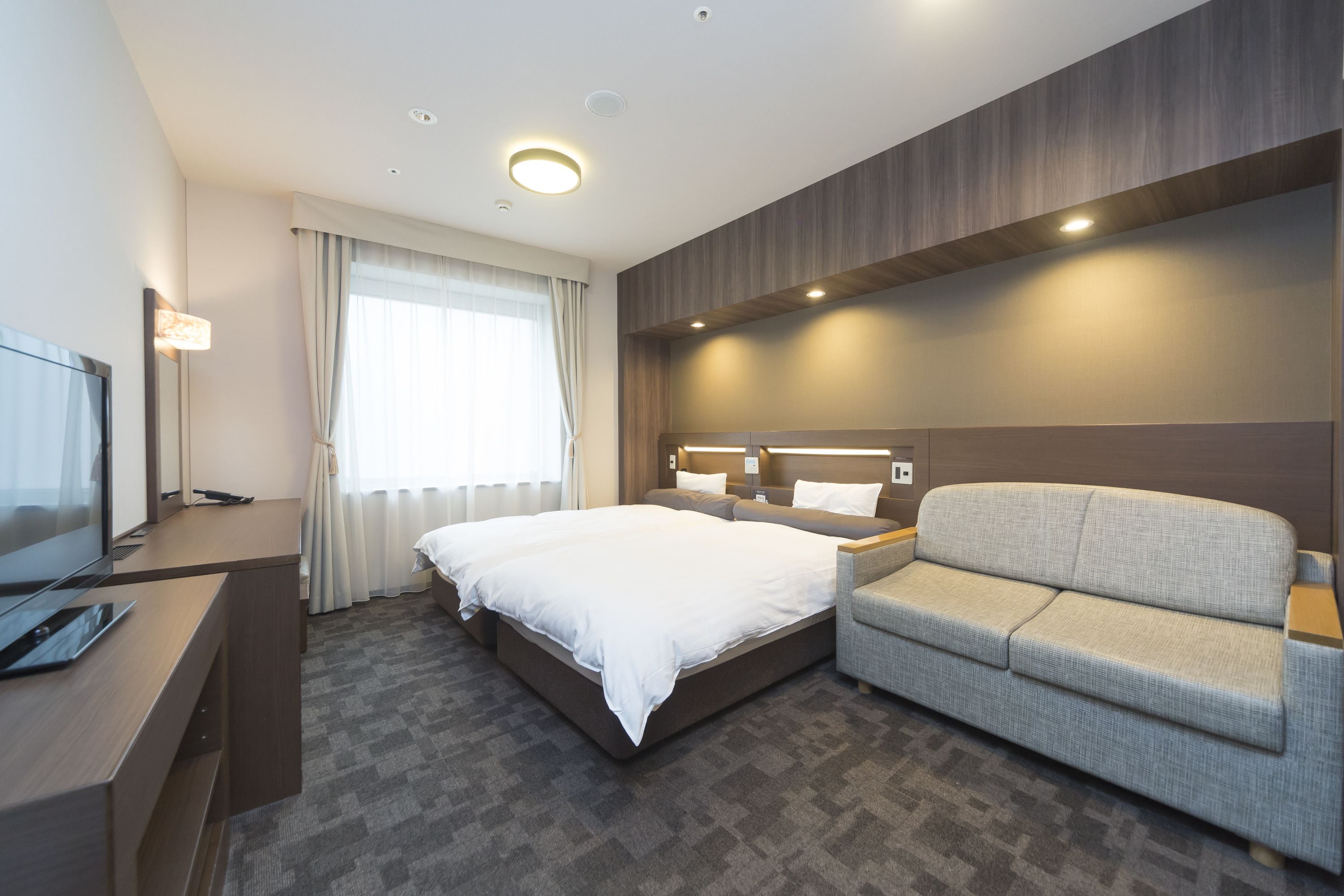 高級寝具、セーフティボックス (室内)、デスク、ノートパソコン用作業スペース