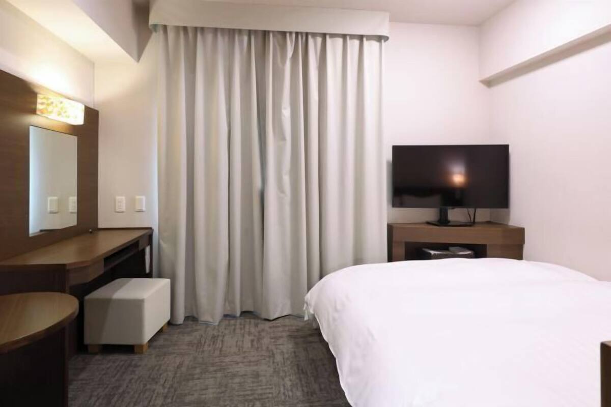 Premium bedding, in-room safe, desk, laptop workspace