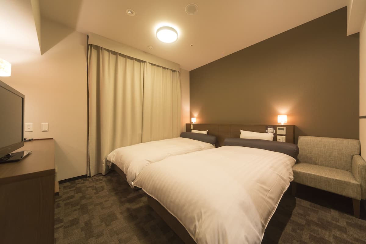 Premium bedding, in-room safe, desk, laptop workspace