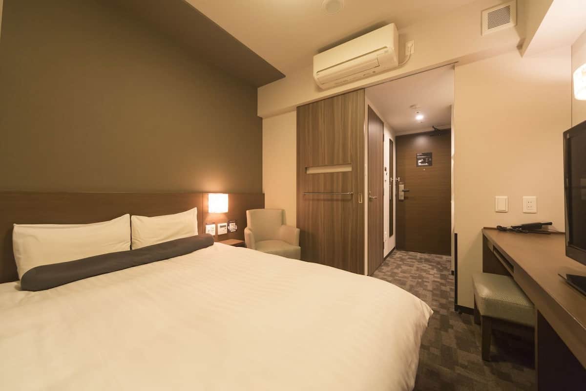 Premium bedding, in-room safe, desk, laptop workspace
