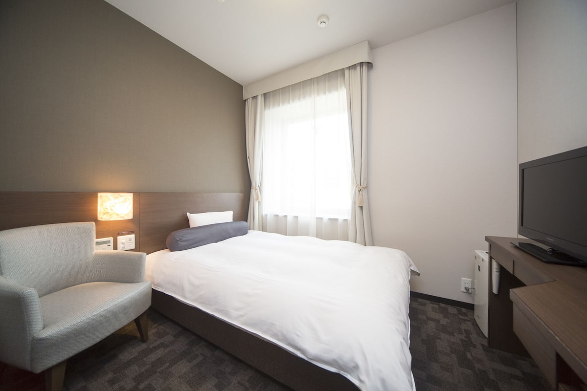 Premium bedding, in-room safe, desk, laptop workspace