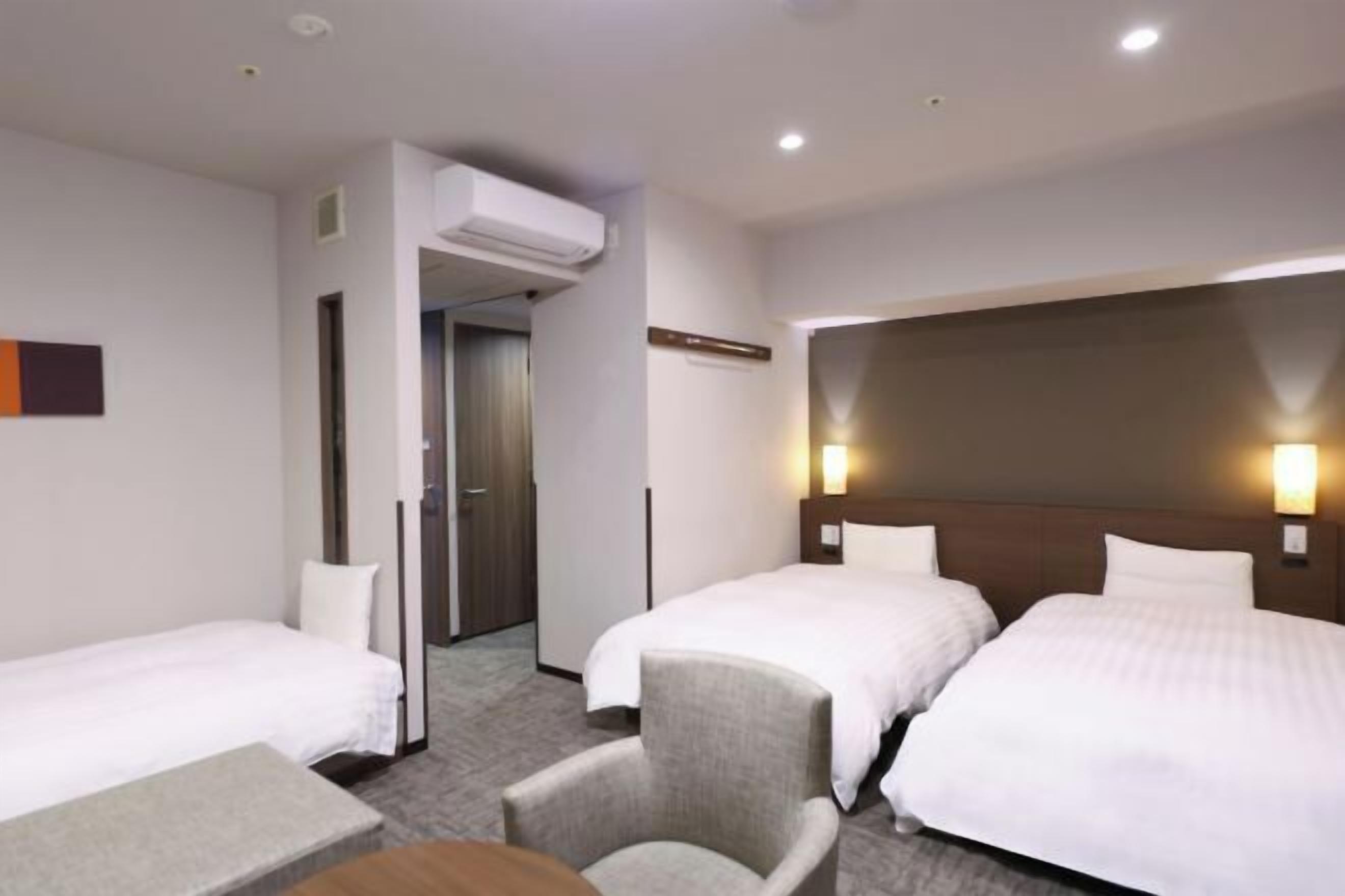 Premium bedding, in-room safe, desk, laptop workspace