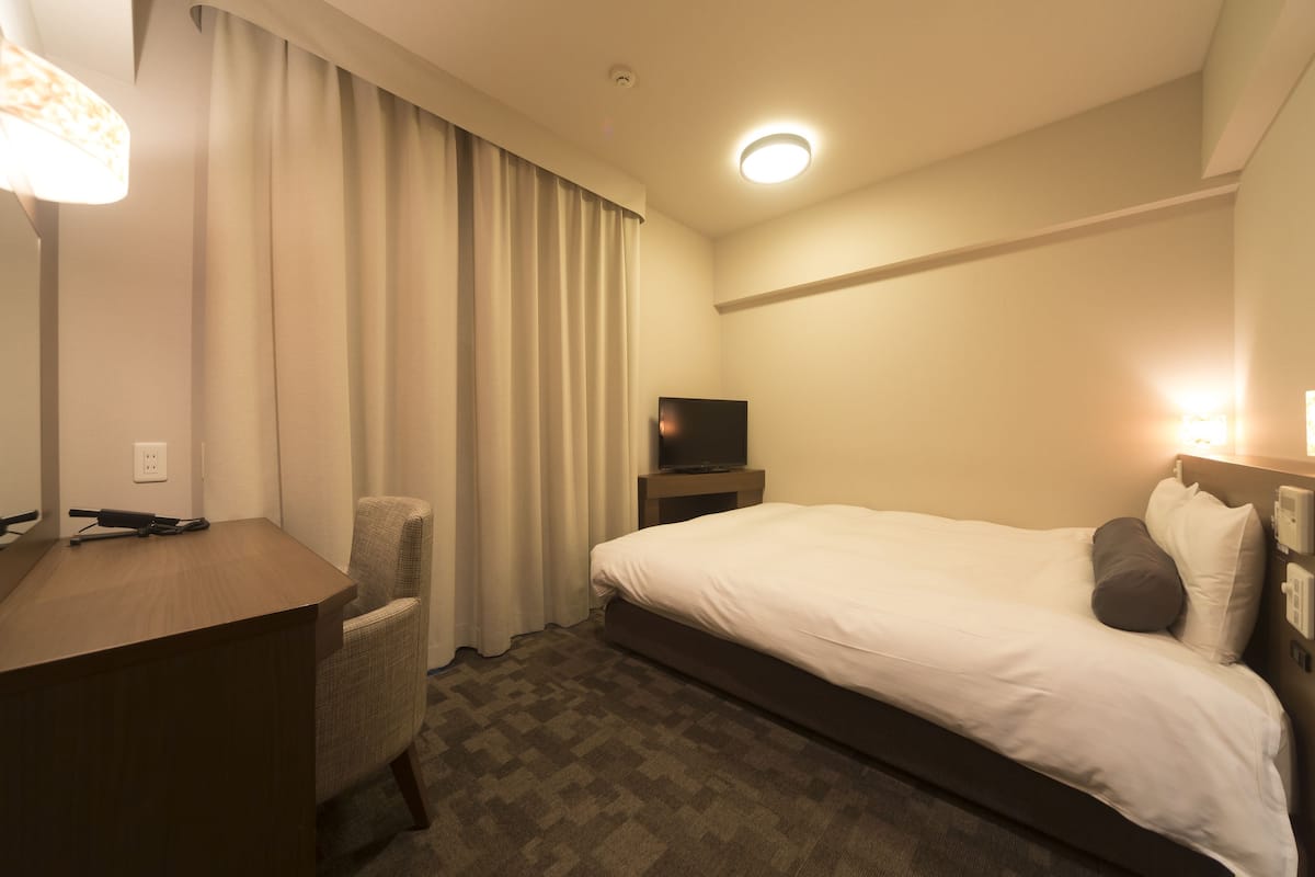 Premium bedding, in-room safe, desk, laptop workspace