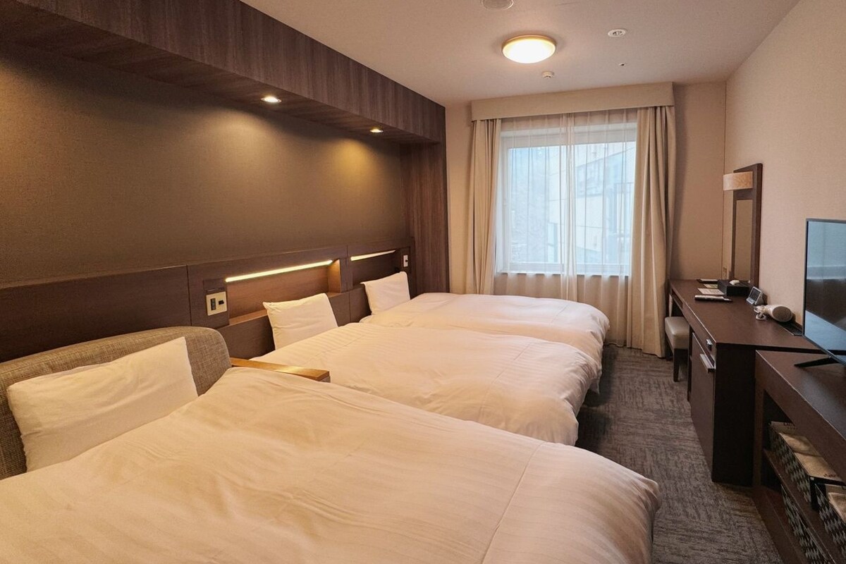 Premium bedding, in-room safe, desk, laptop workspace