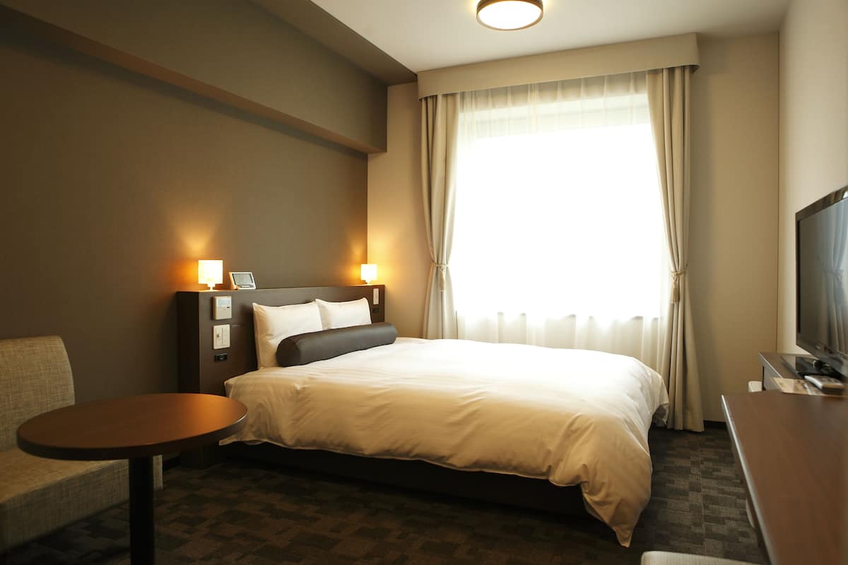 Premium bedding, in-room safe, desk, laptop workspace